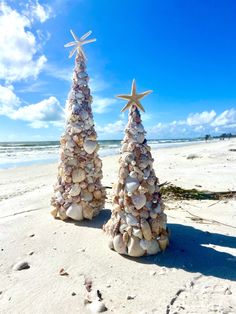 Christmas Decor Boho, Seashell Christmas Tree, Beach Christmas Trees, Seashell Christmas, Coastal Christmas Tree, Oyster Shell Crafts, Seashell Projects, Coastal Christmas Decor, Shell Crafts Diy