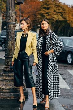 Street style qui définit les tendances, des vêtements uniques que vous trouverez dans Luxury & Vintage Madrid, la meilleure sélection de vêtements vintage et contemporains des plus grandes marques de luxe - Livraison express dans le monde entier