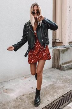 23 looks para copiar con lo que ya tienes en el armario: vestido de lunares con perfecto negra y botas Dr. Martens #allaboutelisa Teenage Boots, Online Outfits, Outfit Leather Jacket, Doctor Dress, Boots 2020, Leather Jacket Dress, Walking Down The Street