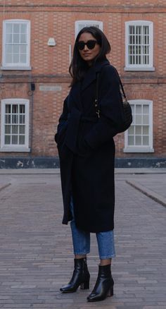 Oversized Black Coat Outfit, Long Black Coat Outfit, Black Coat Outfit, European Winter, Smart Casuals, Rain Outfit, Winter Coat Outfits, Japan Outfit, Look Formal