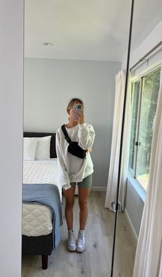 Crewneck And Biker Shorts Outfit, Casual Converse Outfit Summer, Spandex And Sweatshirt Outfit, Preppy Outfits With Biker Shorts, Lululemon College Outfit, Gym Fits Comfy, Late 20s Outfits Casual, Formal Dining Outfit, Hot School Outfits Summer Womens Fashion