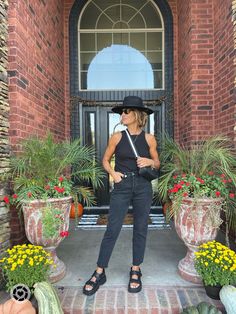 Black Thick Sandals Outfit, Styling Black Sandals, Black Mom Jeans Outfit Spring, Black Chunky Sandals Outfit Summer, Outfits With Chunky Sandals, Pants And Sandals Outfit, Caged Sandals Outfit, Chunky Black Sandals Outfit, Jeans And Sandals Outfit Casual