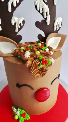 a cake decorated to look like a reindeer's head