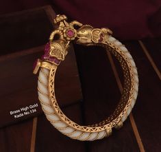 Bangdi Bangle Gold, Bengali Bangles Design, Sankha Pola Design, Bengali Bangles, Gold Bangles For Women, Bridal Jewellery Design