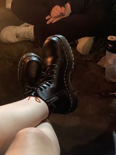 Platform Docs Aesthetic, Doc Marten Aesthetics, Grunge Doc Martens, Doc Martens Dark Academia, Doc Martens Aesthetic Grunge, Dr Martens Shoes, Combat Boots