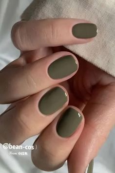 40 Olive Green Nails That Every Chic Girl Needs To Get ASAP Olive Green Spring Nails, Olive Nail Color, Olive Color Nails, Dark Sage Green Nails, Nails Green Olive, Fall Nails Square Medium, Green Nails Olive, Olive Nail Designs, Green Autumn Nails