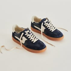 NOTICE SNEAKERS NAVY SUEDE 90s Magazine, Tooled Leather Handbags, Fall Sneakers, Navy Sneakers, Trending Sandals, Cute Sneakers, Chic Leather, Xmas List, Christmas Inspo