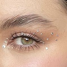 Glitter Rhinestone Eye Makeup, Sequin Makeup Eye, Diamonte Makeup Look, Sparkly Natural Makeup, Face Jem Ideas, Minimal Rhinestone Makeup, Makeup Ideas For A Concert, Rhinestone Eyeliner Makeup