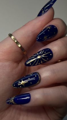 Fun Oval Nail Designs, Dark Blue Galaxy Nails, New Years Eve 2024 Nails, Blue Witchy Nails, Navy And Chrome Nails, New Years Nails Blue And Gold, Dark Blue With Gold Nails, Easy Blue Nails Ideas, Blue Golden Nails