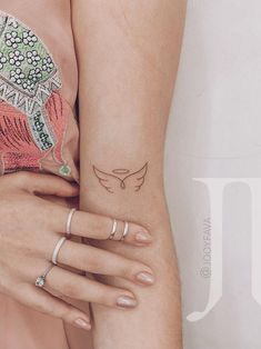 21 Spiritual Protection Tattoo Ideas You'll LOVE - Spirithandbook Think Tattoo, Tato Minimal, Tattoo Placements, Tato Henna, Tattoo Zeichnungen, Men Tattoos, Wing Tattoo, Cat Tattoos, Inspiration Tattoos