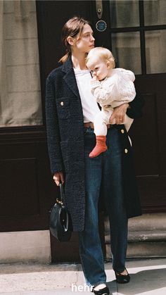 30s Wardrobe, Alice Dellal, Mom Ootd, Sunday Market, High Waisted Pants Outfit, Spring Coffee, Styles Women, Stylish Mom, Comfy Fashion