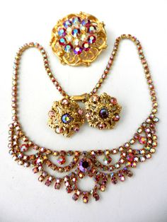 Vintage Gold Jewelry Sets For Party, Antique Brooch Jewelry For Party, Antique Brooch For Party, Vintage Jewelry Sets For Wedding, Vintage Wedding Jewelry Sets With Jewels, Costume Jewelry Brooch For Evening, Evening Costume Jewelry Brooch, Multicolor Brooch For Evening Wear, Vintage Jeweled Brooches For Party