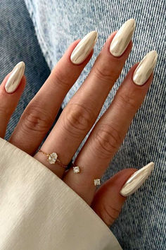 Chrome Nail Ideas White With Gold Chrome Nails, Crom Nails Ideas, Spring Nails 2024 Trends Pedicure, Champaign Chrome Nails, Buttercream Chrome Nails, Champagne Gold Chrome Nails, Light Gold Chrome Nails, Colour Chrome Nails, White And Gold Chrome Nails