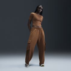 Call them drapey or call them slouchy—these pants are that and more. They’re crafted with unbrushed French terry cotton for breathability and an oversized fit for a laid-back look. African Sportswear, Athleisure Editorial, Stylish Workout Clothes, Loft Fashion, Studio Shots, Nike Sportswear Women, Workout Style, Gym Inspo, How To Hem Pants