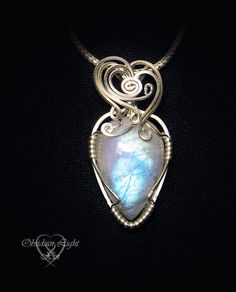 Great inspiration for wire wrapping. I like the heart shape at the top. It almost looks like it's square wire, it's worked that flat. Wire Wrapped Jewelry Tutorials, Wire Wrapping Crystals, Steampunk Jewelry, Wire Pendant, Moonstone Pendant, Nature Jewelry, Jewelry Holder