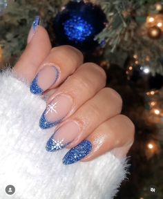 Short Oval Nails Ideas Christmas, Christmas Nails Short Aesthetic, Winter Nail Ideas Square, December Nail Ideas Blue, Christmas Nails Navy Blue, Winter Christmas Nails Short, Oval Winter Nails, December Nails Christmas Xmas, Christmas Nails Oval