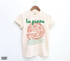 a t - shirt that says la pizza on it