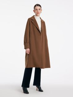 -Tejido de cachemira

 -Suave y cálido

 -Ajuste holgado

 El abrigo 100% Cashmere está confeccionado con una lujosa tela de cachemira de cabra, conocida por su grosor, textura exquisita, suavidad y calidez superior. Ofrece una excelente resistencia al viento y tiene una apariencia rica y brillante. El abrigo presenta un diseño de mangas tridimensional y una gran silueta en forma de A, lo que proporciona un ajuste más cómodo. Su diseño simple pero sofisticado garantiza que siga siendo un clási Women Coat, Classic Women, Cashmere Fabric, Cashmere Coat, Sophisticated Design, Sleeve Designs, Out Of Style, Timeless Classic, Three Dimensional