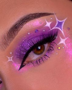 Purple Themed Makeup Looks, Rave Makeup Purple, Creative Birthday Makeup Looks, Colorful Rave Makeup, Pink Purple Makeup Looks, Pink Purple Eyeshadow Looks, Purple Rave Makeup, Eyeshadow Inspo Creative, Space Eye Makeup