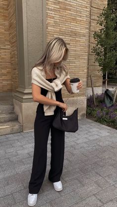 Outfit ideas to inspire your Fall wardrobe, complete with an affordable shopping guide of effortlessly chic style staples Skandinavian Fashion, Europe Outfits, Chique Outfits, Outfit Chic, Effortlessly Chic Outfits, Looks Party, Neue Outfits, Paris Outfits, Mode Inspo