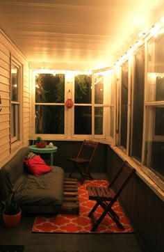 Bright & colorful front porch makeover Apartment Colorful, Pallet Furniture Couch, Indoor Porch, Front Porch Makeover, Christmas House Lights