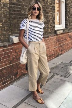 Parisienne Style, Minimalist Summer, Chique Outfits, Trouser Outfits, Tan Pants, Tshirt Outfits