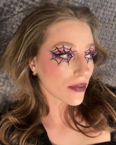 Cute and creepy spiderweb eye makeup Halloween makeup look Spider Gwen Eye Makeup, Spider Gwen Makeup Halloween, Cobweb Eye Makeup, Face Paint Spider Web, Spiderweb Makeup Eye, Spider Gwen Makeup, Spider Man Makeup Women, Spider Woman Makeup, Eyeliner Spiderweb