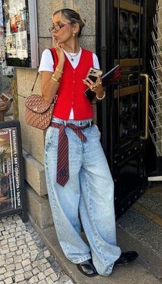 Cool Fall Day Outfit, Fun Layered Outfits, Farmers Market Fall Outfit, Mixed Texture Outfit, La Office Style Work Outfits, Stylish Casual Work Outfits, White And Red Shirt Outfit, 2025 Outfit Ideas, Layering Shirts Women