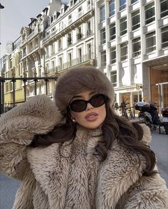 Fur Hat Outfit, Winter Mode Outfits, Snow Outfit, Cold Outfits, Paris Outfits, Outfits With Hats, Mode Inspo, Winter Aesthetic, Mode Inspiration