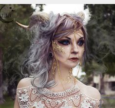 NICHT HALLOWEEN Gold als Flocken Dämon Hörner von LunaLeFeyOnline Fae Cosplay, Hair Horn, Fantasy Make-up, Demon Horns, Festival Inspiration, Special Effects Makeup, Fx Makeup, Sfx Makeup, Halloween Make Up