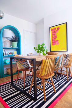 a dining room table and chairs with the words 5 reasons why rugs are important for hardwood floors