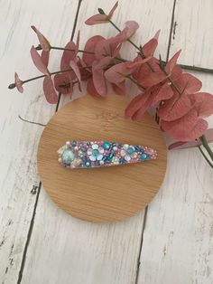 This hand embroidered hairclip is great to use for updos or as a beautiful accent piece to a variety of hairstyles ✨ Dimentions: 2cm wide and 8cm long  Materials  - Seed beads  - Acrylic gems  - Acrylic flowers  - Acrylic beads  - Polyester felt - Metal hairclip White Hair Accessory, Beaded Hair Clips, Flowers Acrylic, Acrylic Gems, Acrylic Flowers, Hair Beads, Bead Embroidery, Acrylic Beads, White Hair