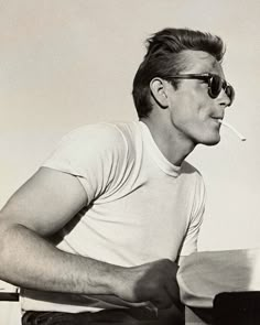 James Dean photographed by Floyd McCarty on a lunch break on the set of Rebel Without a Cause (1955). James Dean Style, A Streetcar Named Desire, Workwear Vintage, Marlon Brando