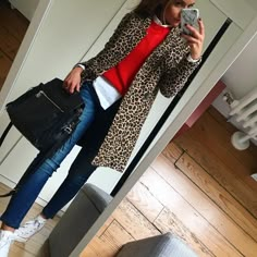 La imagen puede contener: una o varias personas, personas de pie y calzado Outfit Animal Print, Weekend Outfit, Fall Winter Style, Mode Inspiration, Fall Winter Fashion