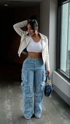 Explore summer outfits baddie. Find trendy and bold clothing options perfect for achieving a fierce and stylish look this summer. Cargo Outfit, Grunge Shirt, Effortlessly Chic Outfits, Grunge Look, Foto Poses, Chill Outfits, Streetwear Fashion Women