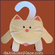 a paper plate shaped like a cat with the letter c on it's face