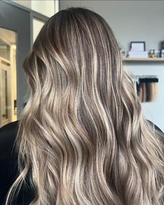 The contrast 🤤🤤 Partial Foiliage Package. Partial Foil Highlights Brunette Straight, Blonde Partial Foil Highlights On Brown Hair, Diagonal Highlights, Dark Blonde Partial Highlights, Cool Blonde Partial Highlights, Ashy Blonde Partial Highlights, Blonde Partial Highlights, Blonde With Brown Lowlights, Blonde Dimensional Hair