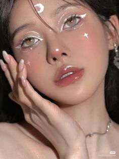 White Halloween Makeup Ideas, White Rave Makeup Ideas, Makeup Ideas Angel, White Eyeliner Halloween Makeup, Fairy Makeup White Eyeliner, White Fairy Eyeliner, Angel Eyes Aesthetic, White Rave Makeup, Fairy Makeup For Halloween