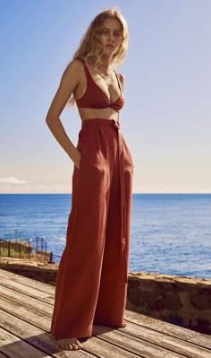 Matching Top And Bottom Outfit, High Waisted Linen Pants, Diy Sy, Linen Wide Leg Pants, Bohol, Cooler Look, Beach Pants, Linen Pants Women, Woman Standing