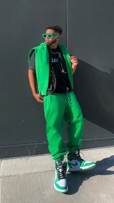 Green Street Style, Street Style Hoodie, Neon Green Outfits, Neon Green Fashion, Baggy Clothes Outfit, Jungle Outfit, Outing Outfit, Color Blocking Outfits, Neon Outfits