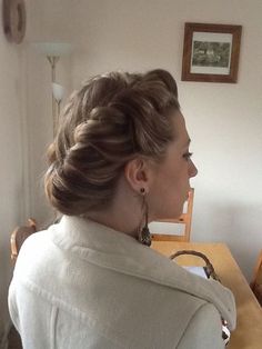 seems casual enough and doable Bridesmaid Things, Vintage Updo, 40s Hairstyles, Pinup Hair, Victory Rolls, 1940s Hairstyles, Pin Up Vintage, Rockabilly Hair, Vintage Wedding Hair