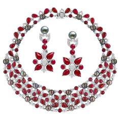 Presenting GIA Certified an opulent blend of vintage charm and luxury, this collar necklace is truly exceptional. It boasts an array of 52 pear-shaped natural Burma ruby cabochons, 50 round Burma ruby cabochons, totaling captivating 140-carat Burma ruby . The rubies are skillfully intertwined with brilliant-cut round diamonds and adorned with elegant black Tahitian pearls. Fashioned from solid 18K white gold, the necklace weighs 208 grams, exuding a sense of substance and refinement. Adding to i Antique Pearl Necklace, Pearl Necklace Designs, Pearl Necklace Wedding, Tahitian Black Pearls, Pearl And Diamond Necklace, Expensive Jewelry, Tahitian Pearls, Modern Necklaces, Pearl Diamond