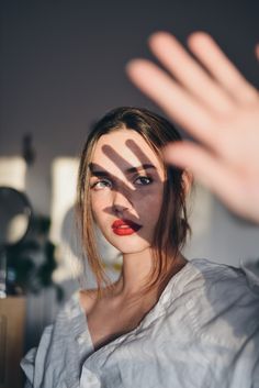 shadow and light portrait Female Portrait Poses, Studio Portrait Photography, Studio Photography Poses, Photographie Portrait Inspiration, Photography Inspiration Portrait, Portrait Photography Women