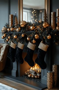 Christmas Mantel Decorations Ideas, Chimney Christmas Decor, Christmas Decor Gold, Gothic Holiday, Black And Gold Christmas, Moody Christmas, Black Christmas Decorations, Tile House, Red Christmas Decor