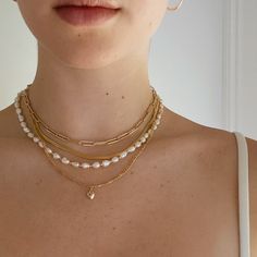 Aesthetic Gold, Minimal Gold, Classic Outfit, Layering Necklaces, Jewelry Aesthetic, Necklace Layered, Herringbone Chain, Pearl Strand, Necklaces Gold