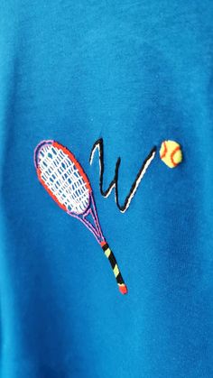 Personalisiertes T-shirt für den Junge, der das Tennisspielen liebt 🎾 Stické Tennis, Platform Tennis, Tennis Fashion, Tennis Balls, Modern Embroidery, Tennis Clothes, Embroidery Fonts, Vintage Embroidery