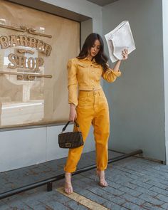 Agatha Braga no Instagram: “Looks monocromáticos 💛 Quero morar dentro dos looks da @truejeans_ ( essa modelagem de calça é minha nova paixão, são super confortáveis e…” Classy Outfits, No Instagram, Capri Pants, How To Look Better, Jumpsuit, Street Style, Vogue, Fashion Outfits, Outfit Inspo