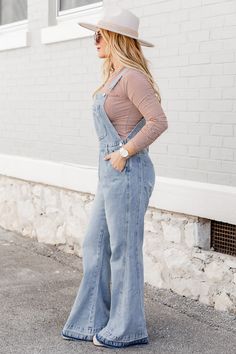 Overalls And Ankle Boots, Overalls Over 40, Blue Jean Overalls Outfits, Flare Overalls Outfit, Fall Overall Outfits, Green Overalls Outfits, Overalls Outfit Fall, Jean Overall Outfits, Overalls Outfit Winter