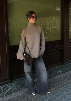 Brown Sweater Street Style, Black Sweater White Collar Outfit, White Pullover Outfit Winter, Quiet Luxury Fashion Fall 2024, Miami Winter Outfits, Capricorn Placements, Coastal Winter Outfits, Gray Monochromatic Outfit, Oversize Sweater Outfit