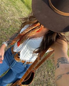 Denim On Denim Cowgirl Outfit, Hippie Cowgirl Aesthetic, Country Style Clothes, Hippie Western Outfits, Western Outfits Women Fall, Fall Cowgirl Outfits, Concert Outfit Country, Western Cowgirl Outfits, Outfit Basics